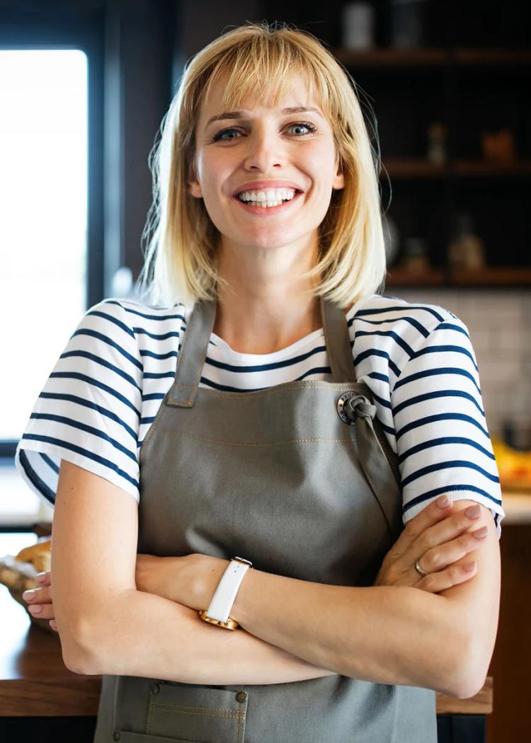 Lachende medewerker in een keuken
