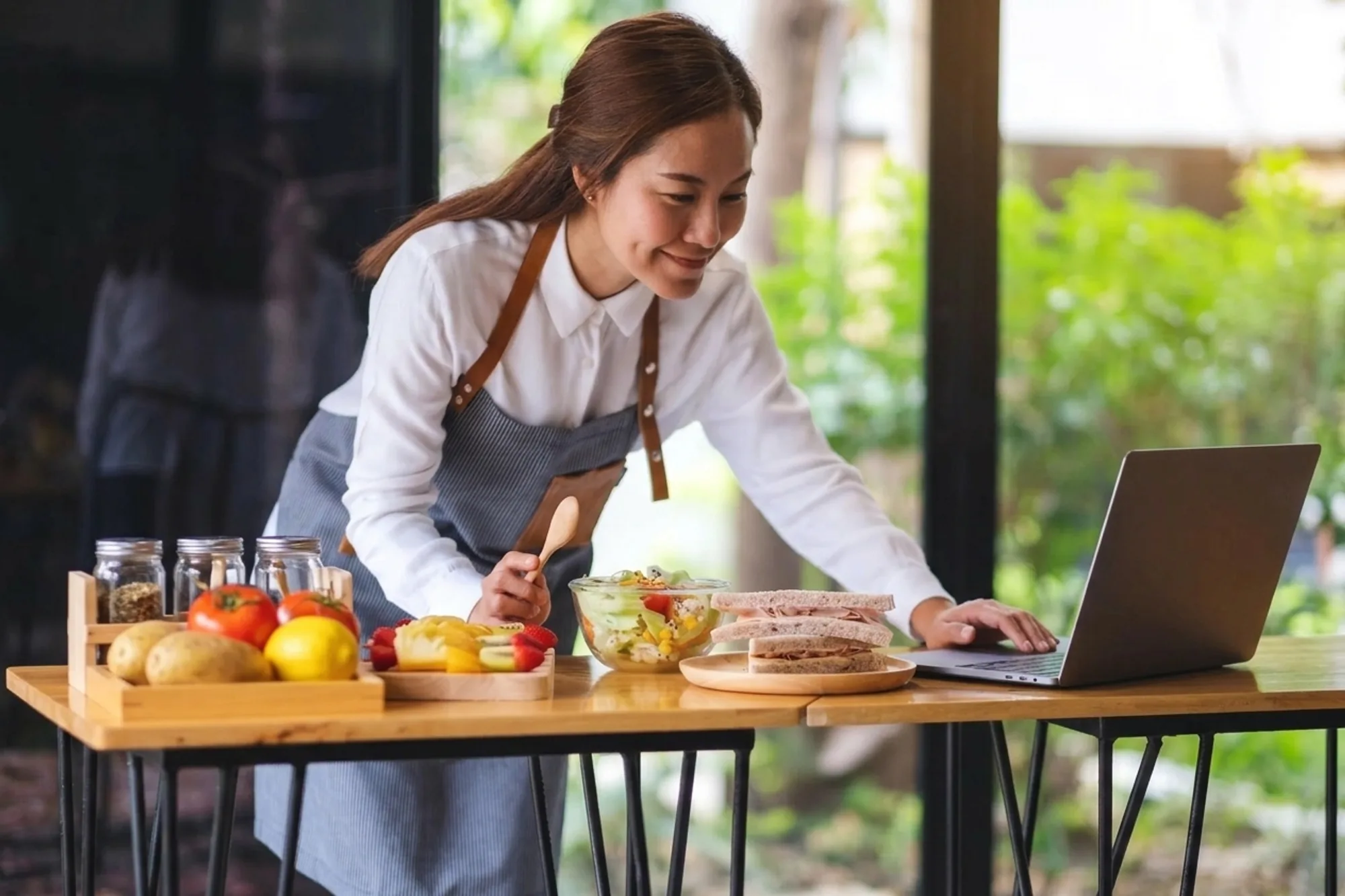 Koch bei der Arbeit in einer Gastronomieküche